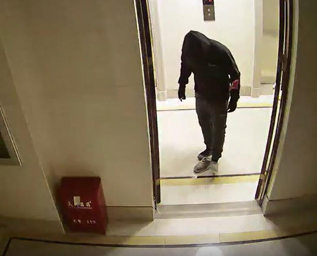 家用監(jiān)控?cái)z像頭曝光監(jiān)控畫面，大門口兩男子行跡鬼祟