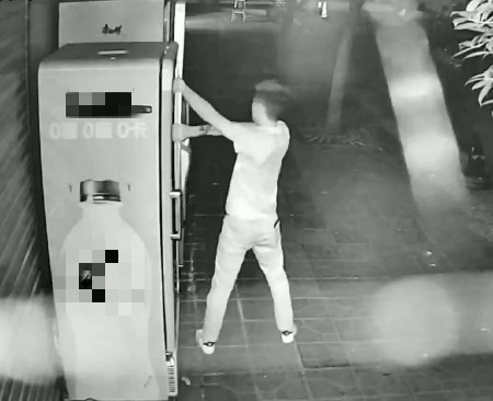 AI視頻監(jiān)控安全提醒：室外冰柜請鎖好柜門